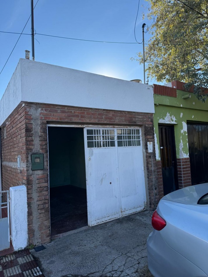 SE ALQUILA CASA EN CALLE RODRIGUEZ PEÑA/ DOS DORMITORIOS Y COCHERA 