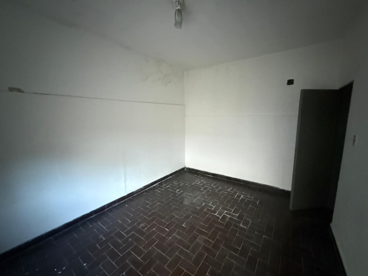 SE ALQUILA CASA EN CALLE RODRIGUEZ PEÑA/ DOS DORMITORIOS Y COCHERA 