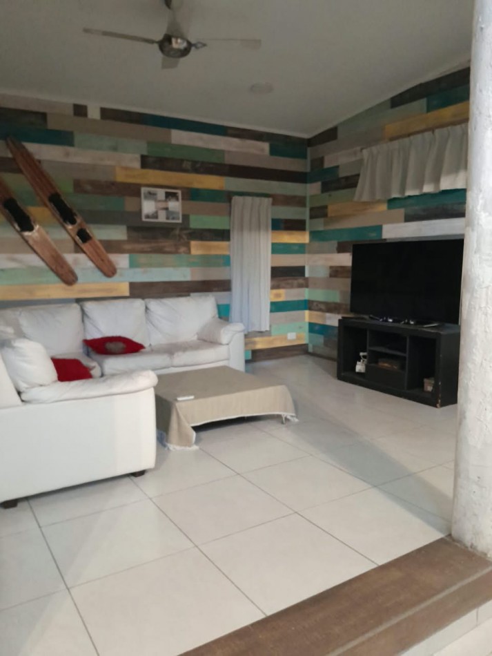 En venta casa tres dormitorios, escritorio, cochera , parque verde , piscina !