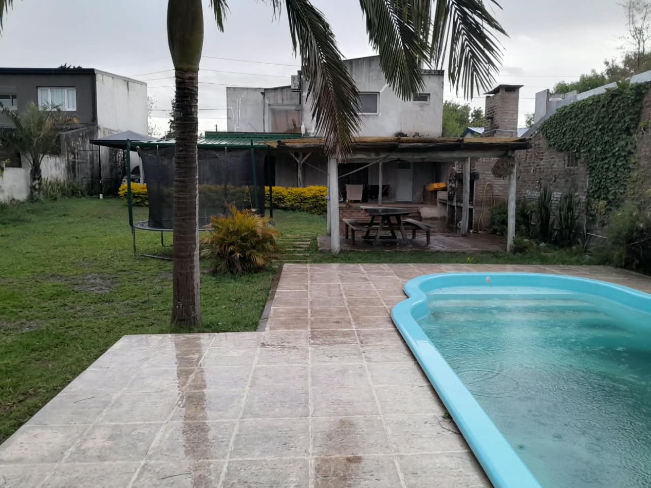 En venta casa tres dormitorios, escritorio, cochera , parque verde , piscina !