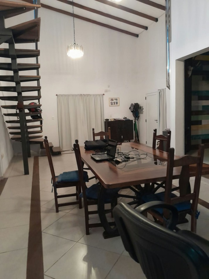 En venta casa tres dormitorios, escritorio, cochera , parque verde , piscina !