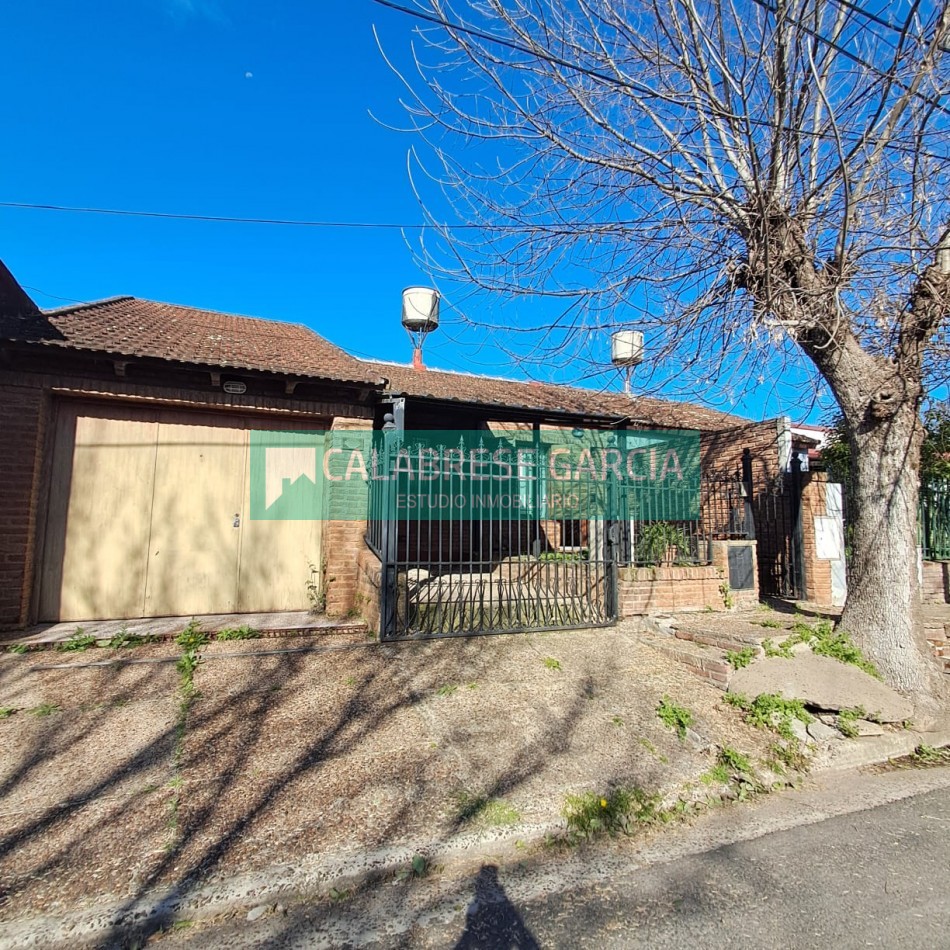 En alquiler casa una sola planta , tres dormitorios, cochera tres autos , patio seco!