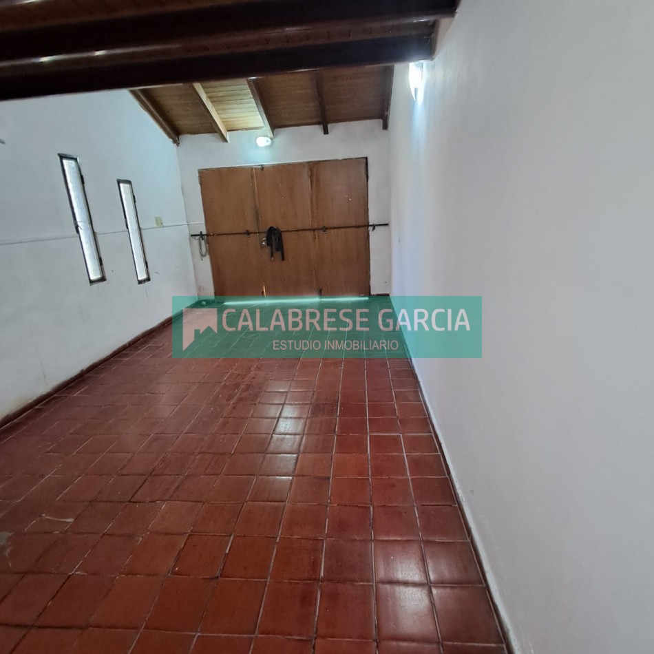 En alquiler casa una sola planta , tres dormitorios, cochera tres autos , patio seco!