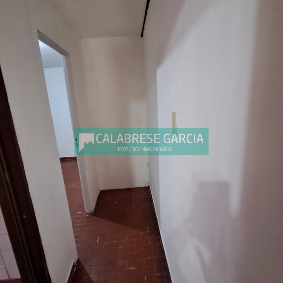 En alquiler casa una sola planta , tres dormitorios, cochera tres autos , patio seco!
