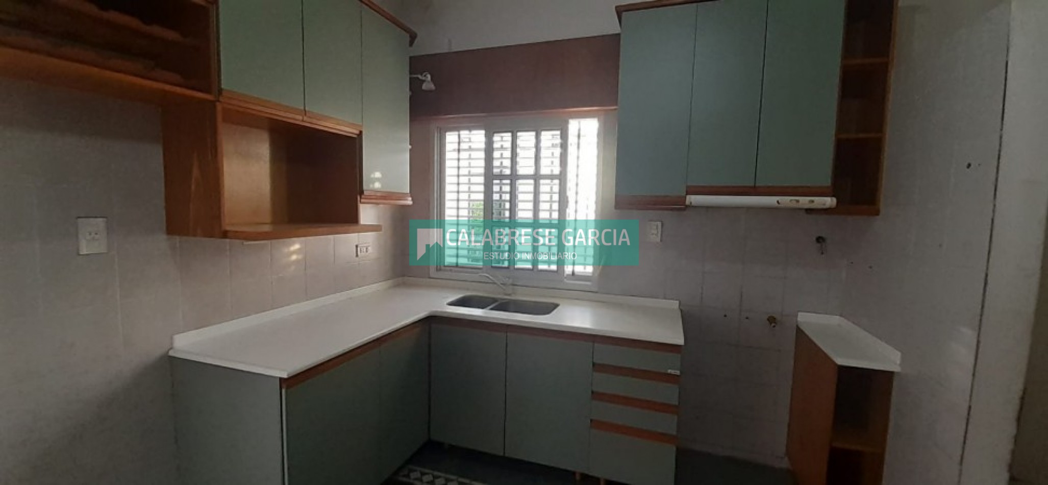 En venta casa zona barrio mercantil , dos dormitorios, dos baños, amplio terreno !
