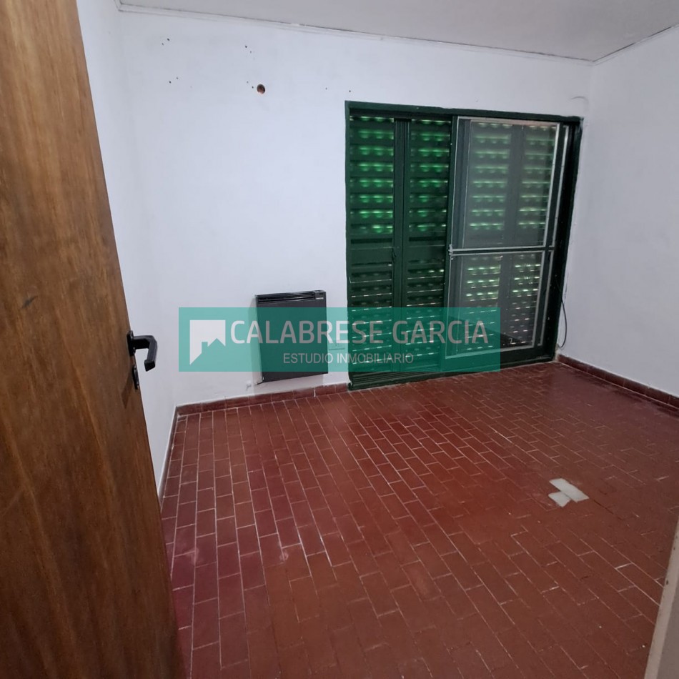 En alquiler casa una sola planta , tres dormitorios, cochera tres autos , patio seco!