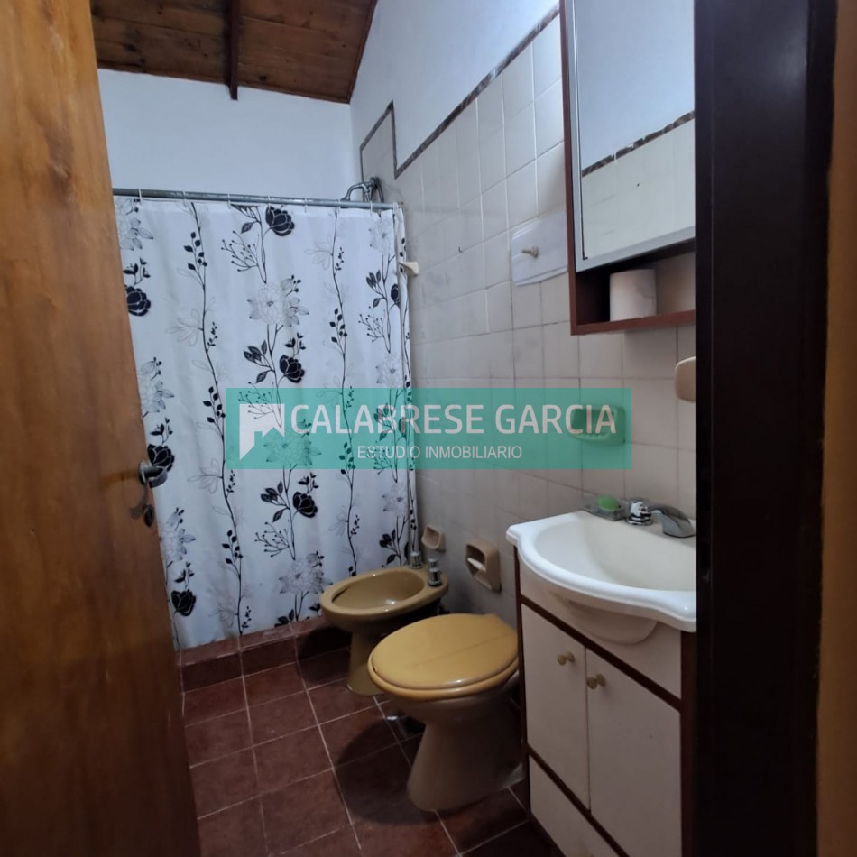 En alquiler casa una sola planta , tres dormitorios, cochera tres autos , patio seco!