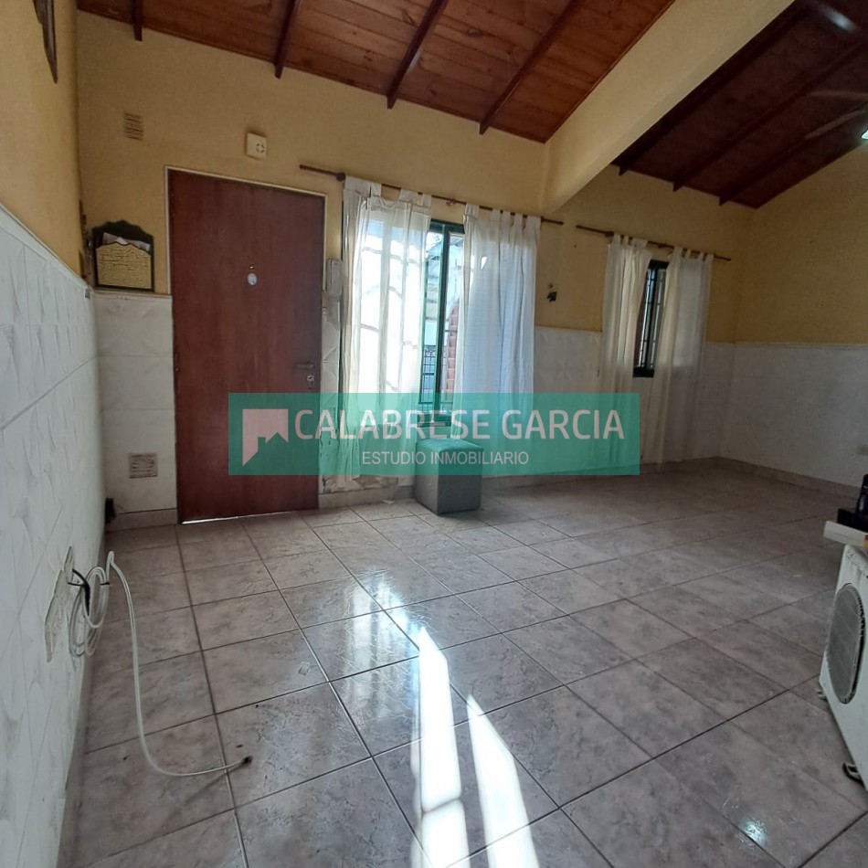 En alquiler casa una sola planta , tres dormitorios, cochera tres autos , patio seco!