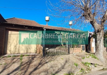 En alquiler casa una sola planta , tres dormitorios, cochera tres autos , patio seco!
