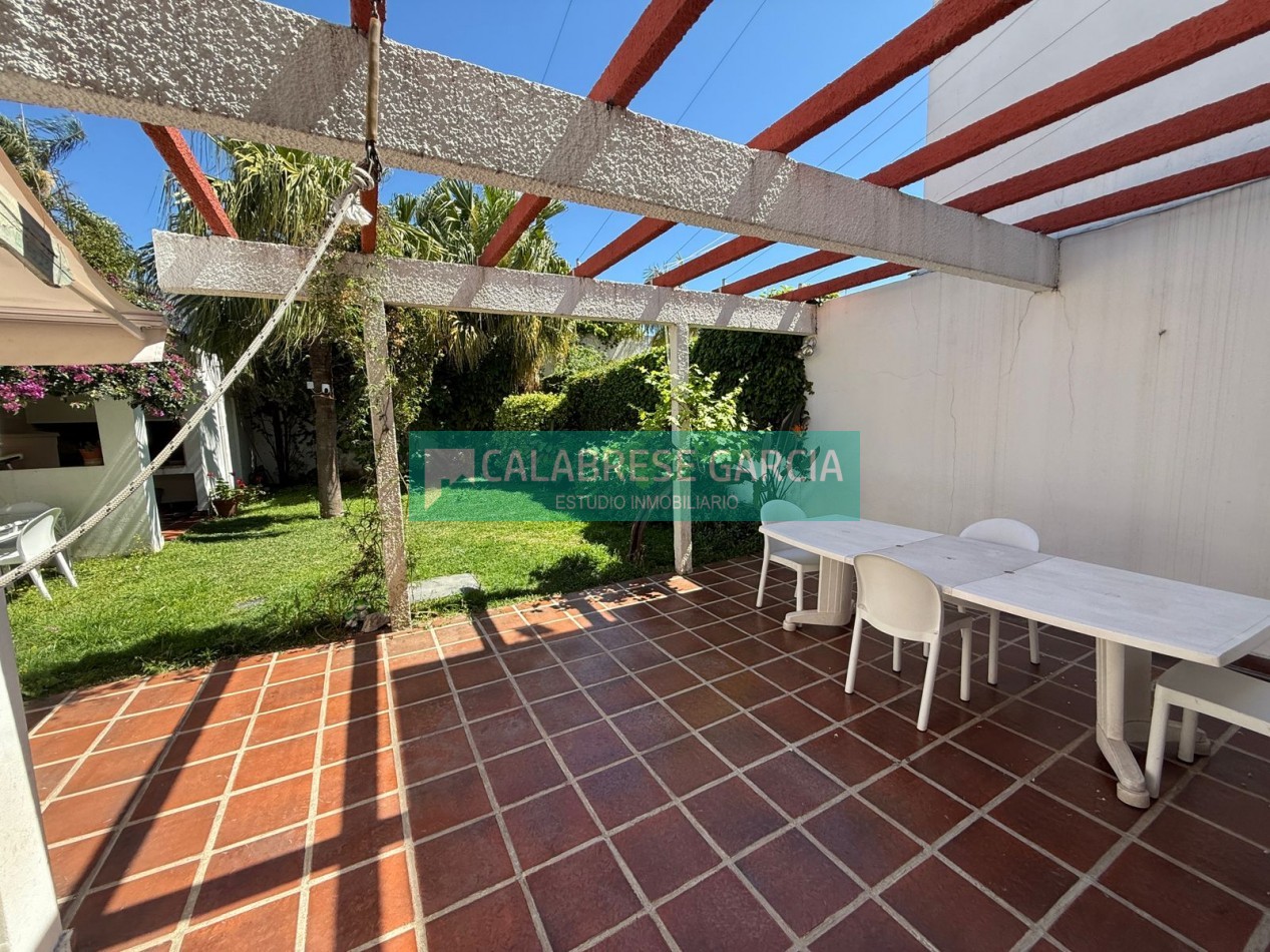 En venta casa zona centro parque , cochera, patio verde !