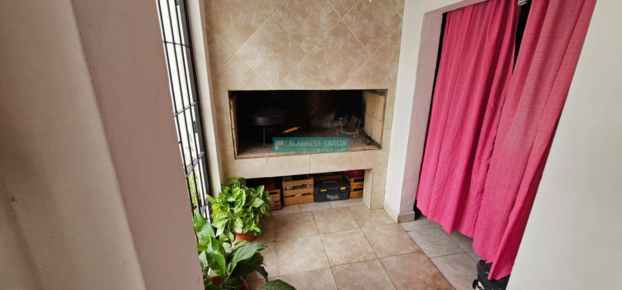 SE VENDE CASA DE TRES DORMITORIOS EN UNA PLANTA ZONA SANTA TERESITA