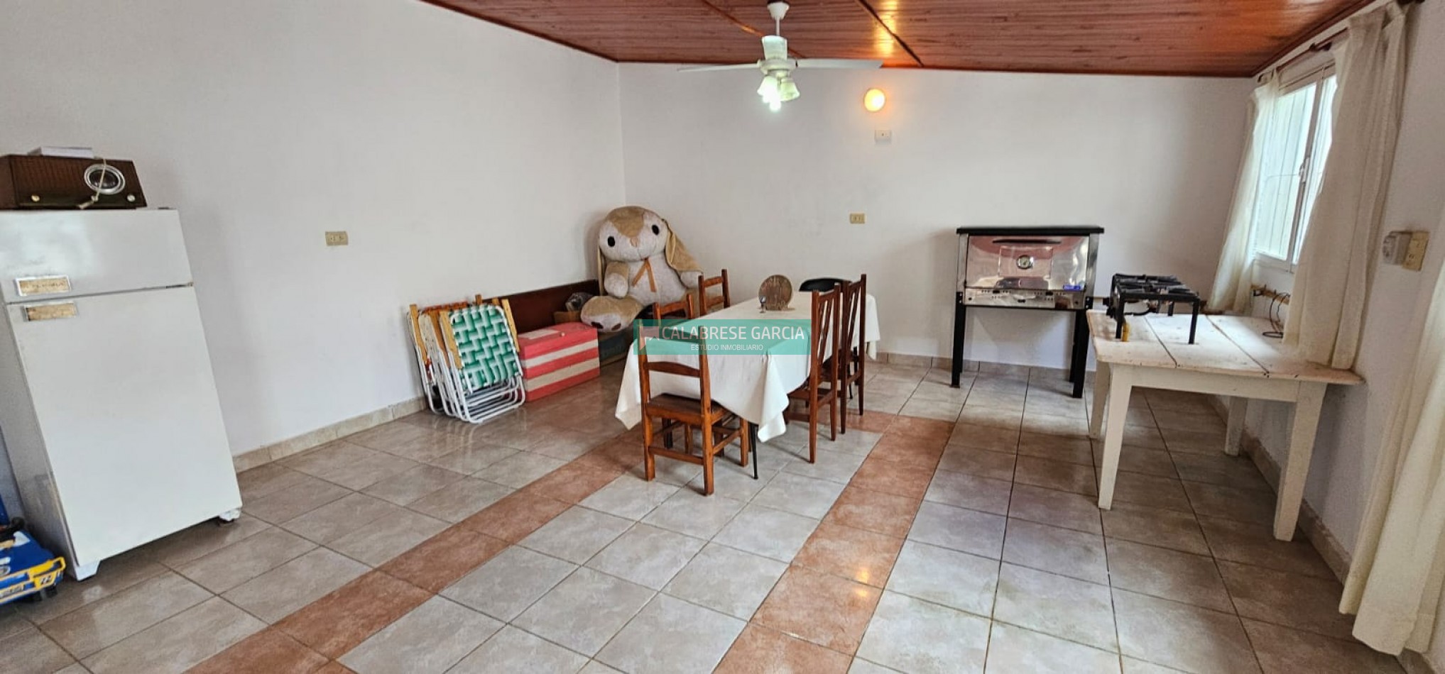 SE VENDE CASA DE TRES DORMITORIOS EN UNA PLANTA ZONA SANTA TERESITA