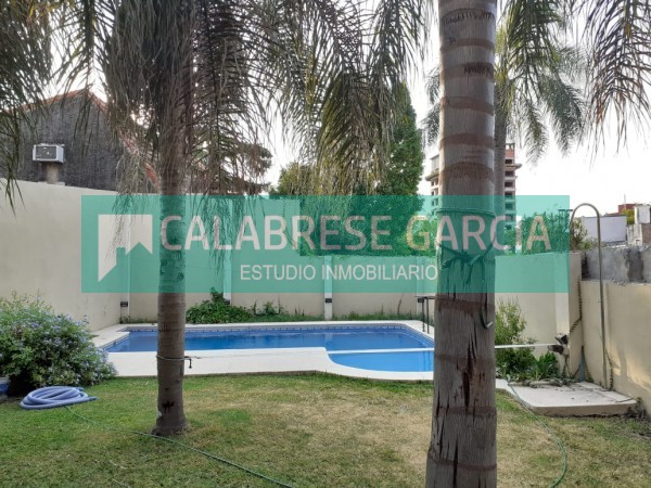 SE VENDE CASA ZONA CENTRO PARQUE CON PISCINA 