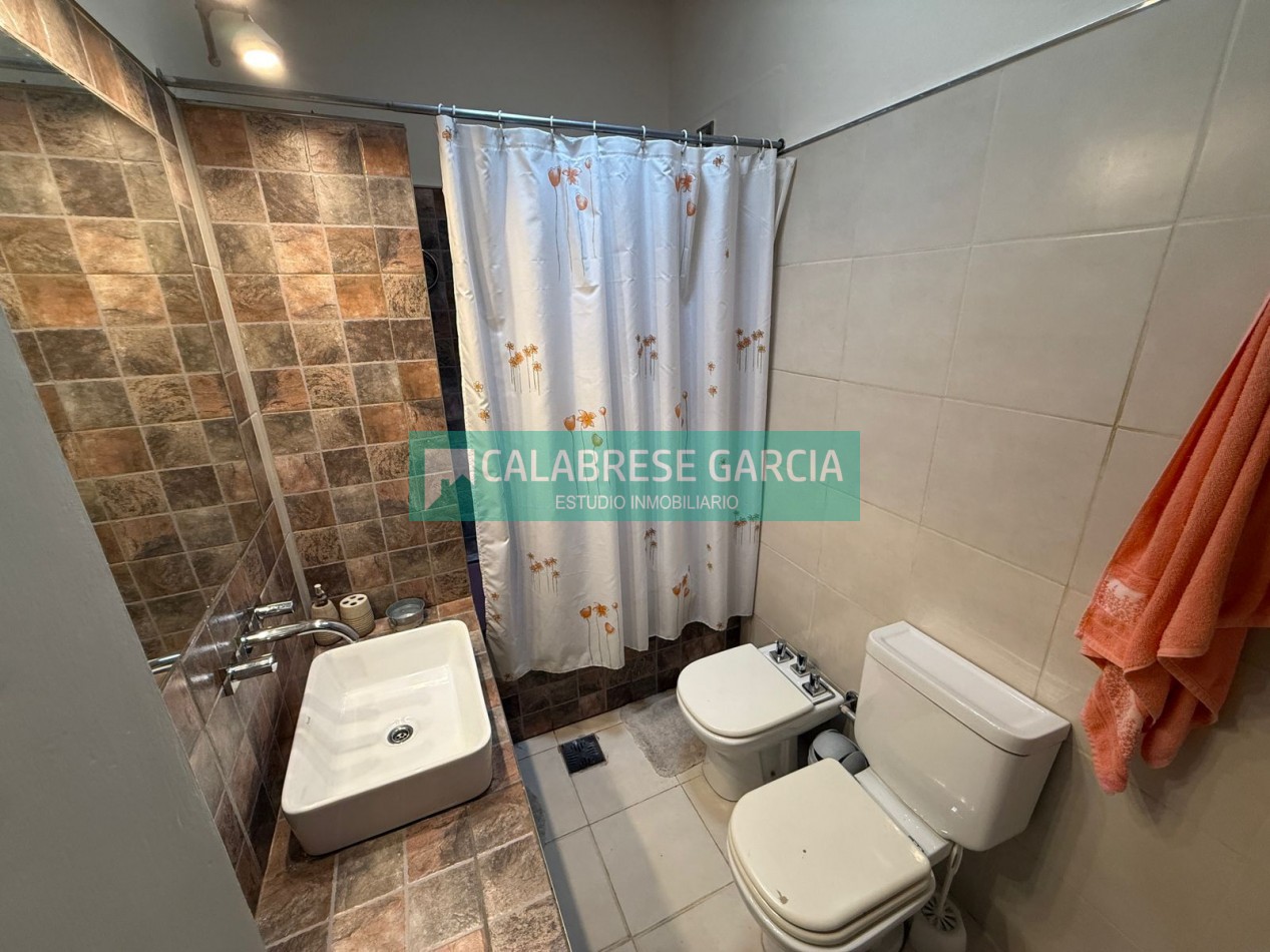 En venta casa zona centro parque , cochera, patio verde !
