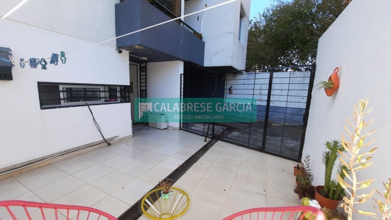 En venta departamento planta baja con patio y cochera