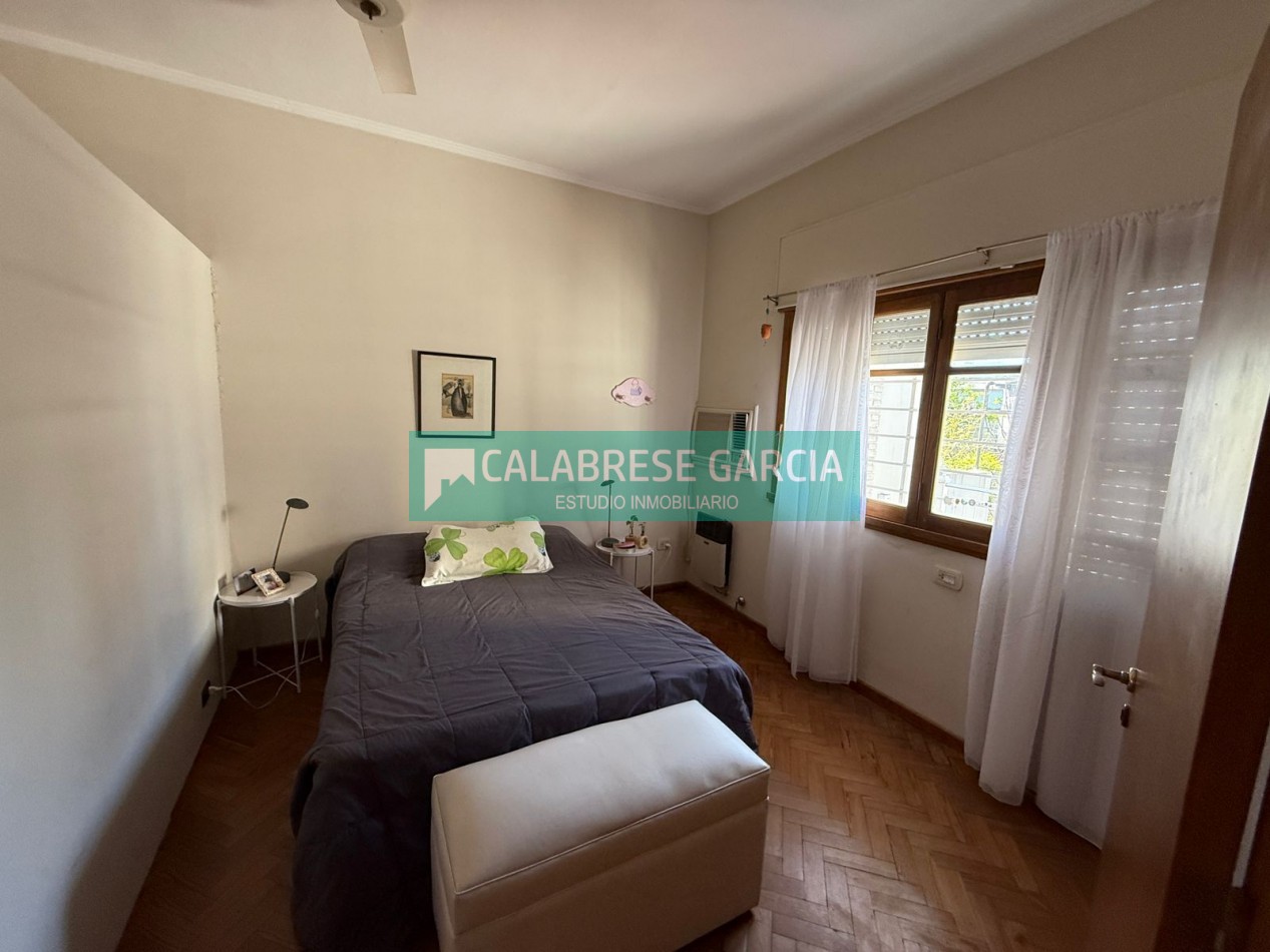 En venta casa zona centro parque , cochera, patio verde !