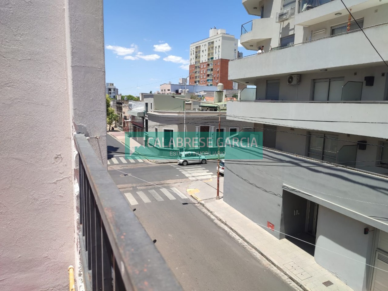 RETASADO ! IMPERDIBLE OPORTUNIDAD VENDO CASA A METROS DE LA PLAZA DE MAYO Y PEATONAL APTA CREDITO