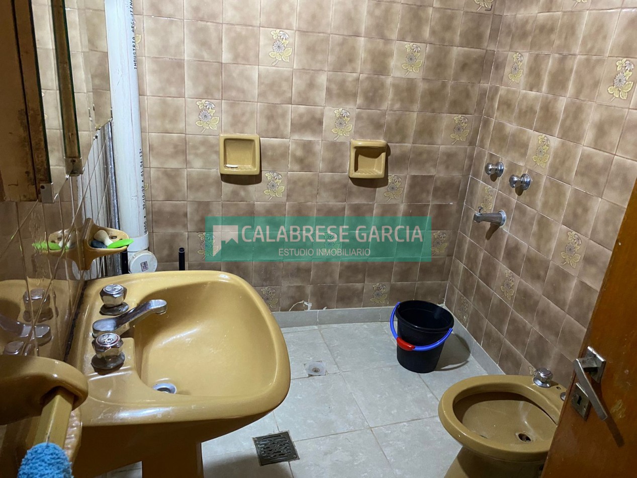RETASADO ! IMPERDIBLE OPORTUNIDAD VENDO CASA A METROS DE LA PLAZA DE MAYO Y PEATONAL APTA CREDITO