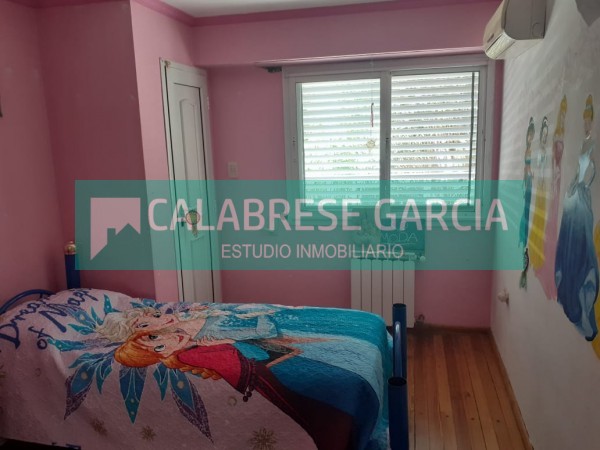 SE VENDE CASA ZONA CENTRO PARQUE CON PISCINA 