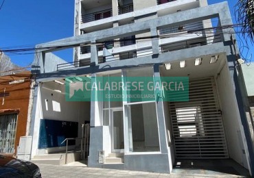 SE VENDE LOCAL COMERCIAL CON COCHERA ZONA CENTRO